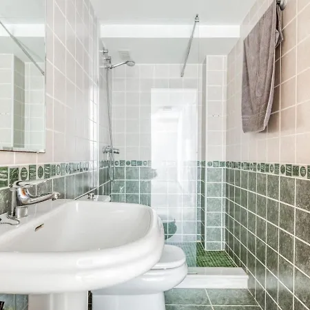 Spacious In With Swimming Pool *